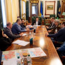 Президент України та медіагрупи дійшли згоди до 16 березня забезпечити запуск незакодованих супутникових версій головних українських телеканалів