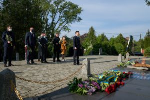 Президент ушанував пам’ять загиблих воїнів, які визволяли Україну від нацистських окупантів