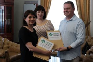 Медичні працівники Черкаської ЦРЛ отримали страхові сертифікати на випадок захворювання на COVID-19
