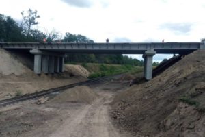 На шляхопроводі через залізницю на обході міста Золотоноша завершили бетонування монолітної плити основного проїзду