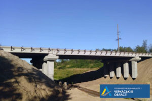 #Великебудівництво: На шляхопроводі у Золотоніському районі завершили монтаж балок