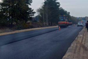 РОЗПОЧАЛОСЯ ВЛАШТУВАННЯ ФІНІШНОГО ШАРУ АСФАЛЬТОБЕТОННОГО ПОКРИТТЯ НА АВТОДОРОЗІ Р–10 У ЧЕРКАСЬКОМУ РАЙОНІ МІЖ СЕЛАМИ МОШНИ ТА СОФІЇВКА