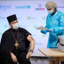 Українські релігійні лідери щепилися проти COVID-19 залишковими дозами вакцини AstraZeneca