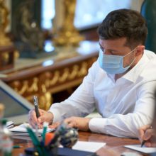 Зеленський підписав закон про відновлення конкурсів на посади в держслужбі