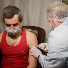 Черкащан почали щеплювати проти коронавірусу вакциною Pfizer
