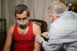 Черкащан почали щеплювати проти коронавірусу вакциною Pfizer