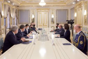 Президент провів зустріч з головою Військового комітету НАТО
