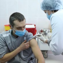 МОЗ спростовує найпоширеніші міфи про вакцинацію проти COVID-19
