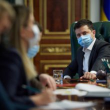 Покращення епідемічної ситуації в Україні та протидію новому штаму COVID-19 «Омікрон» обговорили на селекторній нараді у Президента