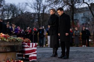 Президент і перша леді вшанували пам’ять жертв голодоморів в Україні