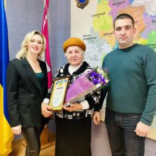Голова Черкаської РДА привітала зі святом волонтерку