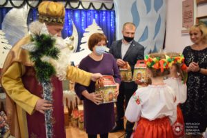 Марафон доброти: категорійні діти Черкащини отримують вітання із Днем Святого Миколая