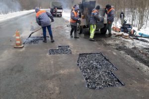 На Черкащині ліквідовують аварійну ямковість на дорогах державного значення