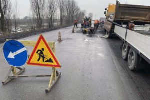 Понад 5,3 тисячі квадратних метрів аварійної ямковості ліквідовували в області з початку року