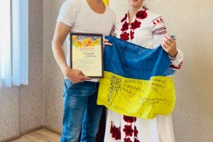 Начальник Черкаської РВА Валерія Бандурко отримала подарунок від бійців з передової