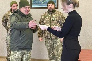 У знак подяки за сприяння ЗСУ Валерія Бандурко отримала символічні трофеї від військових