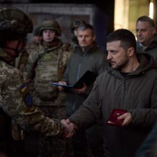 Президент України в Бахмуті зустрівся з українськими військовими та вручив державні нагороди