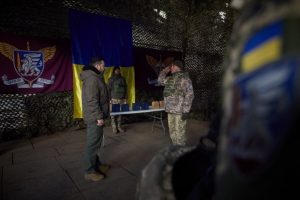 Президент зустрівся з українськими військовими на Донбасі