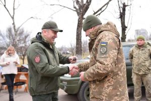 Автівки різного функціоналу передали з Черкащини бійцям на передову