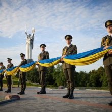 Український прапор є джерелом волі й незламності всіх воїнів, які борються за нашу землю – Президент на церемонії підняття Державного прапора
