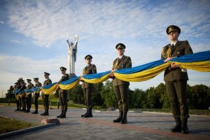 Український прапор є джерелом волі й незламності всіх воїнів, які борються за нашу землю – Президент на церемонії підняття Державного прапора