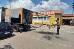 На найбільш проблемних ділянках автомобільних доріг у Черкаському районі триває ямковий ремонт