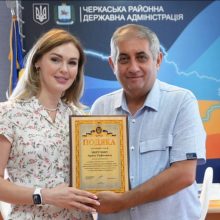 Валерія Бандурко вручила Подяку Черкаської РВА з нагоди Дня Української Державності