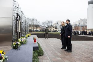 Президент і перша леді разом з іноземними делегаціями вшанували пам’ять українців, яких убили російські окупанти в Бучі