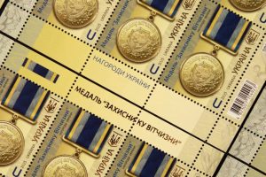 Захисникам і захисницям: Укрпошта випустила нову марку на честь Героїв