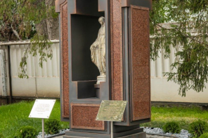 У Черкасах освятили скульптуру Божої Матері на честь загиблих енергетиків