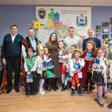 До районної військової адміністрації завітали колядники