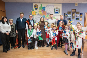 До районної військової адміністрації завітали колядники