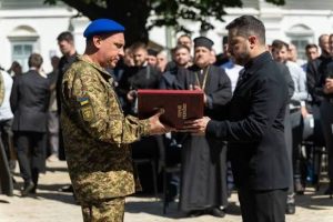 Президент відзначив українців та українок нагородами до Дня Конституції