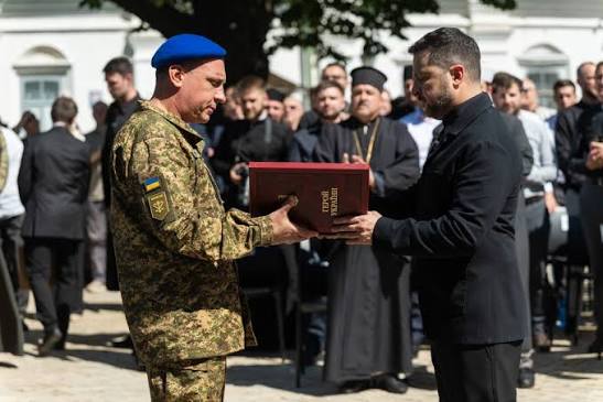 Президент відзначив українців та українок нагородами до Дня Конституції