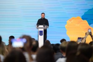 Президент зустрівся з учасниками Українського молодіжного форуму та відзначив їх державними нагородами